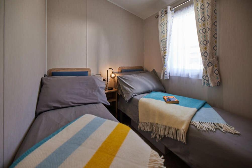 Nirvana Coastal Retreat Holiday Home Cayton Bagian luar foto