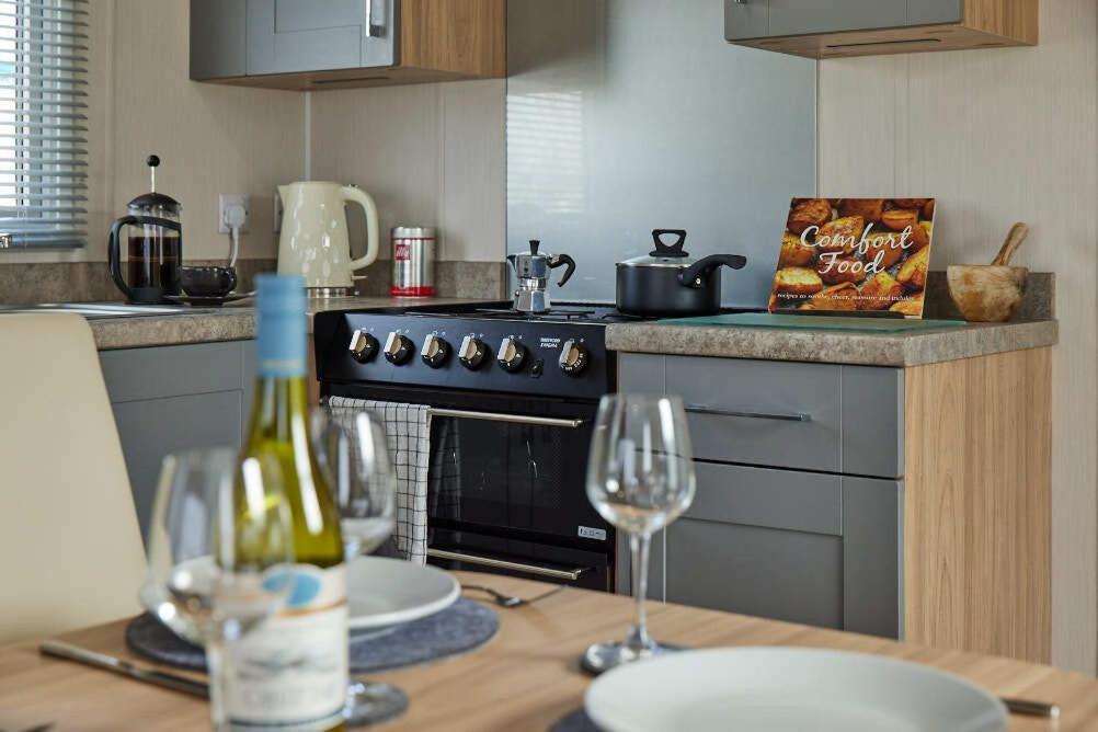 Nirvana Coastal Retreat Holiday Home Cayton Bagian luar foto