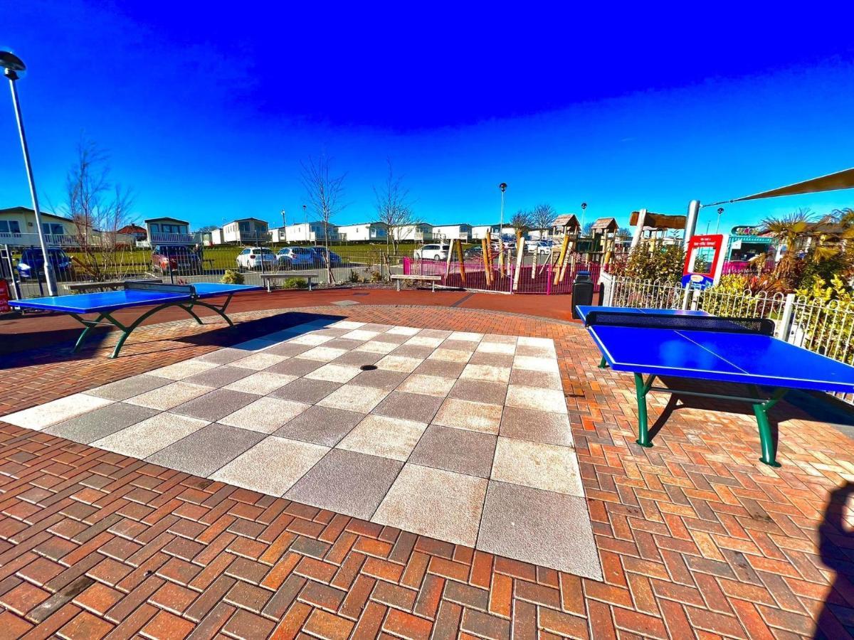 Nirvana Coastal Retreat Holiday Home Cayton Bagian luar foto