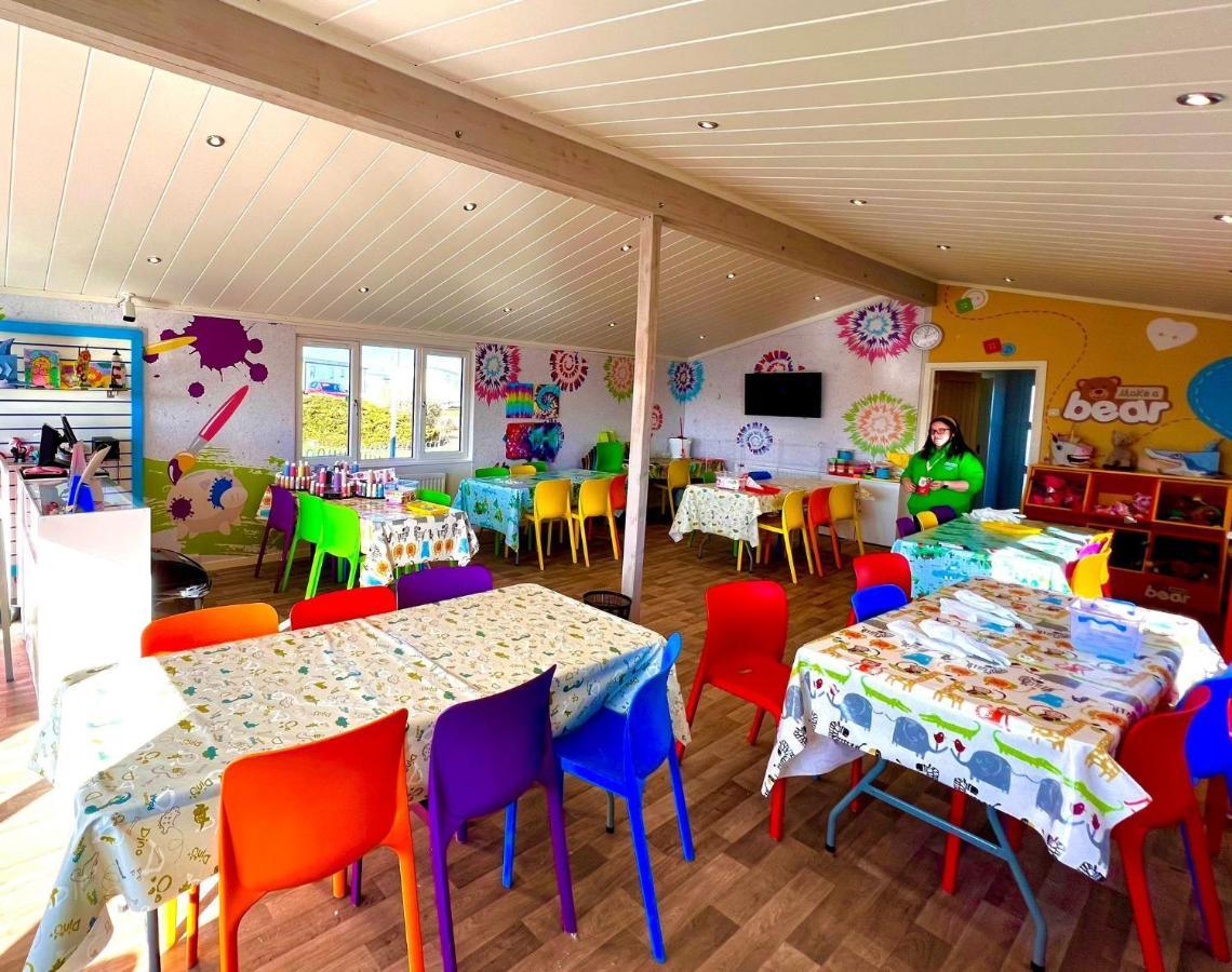 Nirvana Coastal Retreat Holiday Home Cayton Bagian luar foto