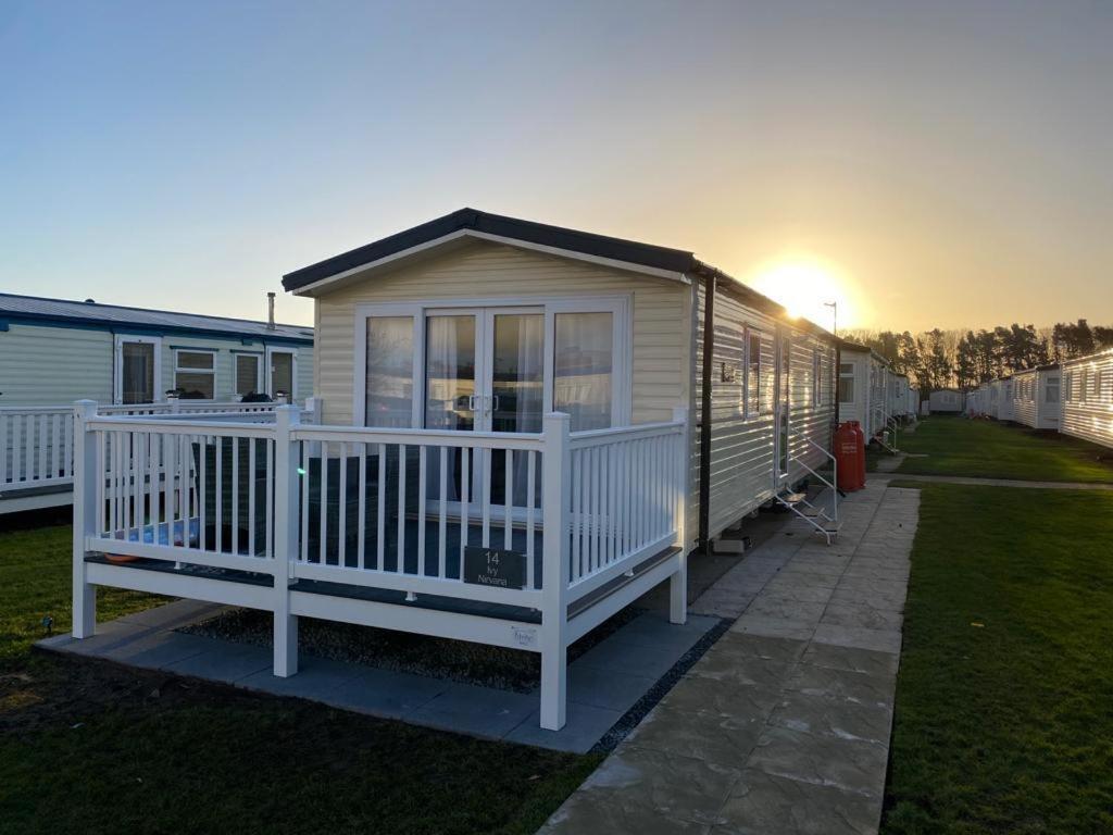 Nirvana Coastal Retreat Holiday Home Cayton Bagian luar foto